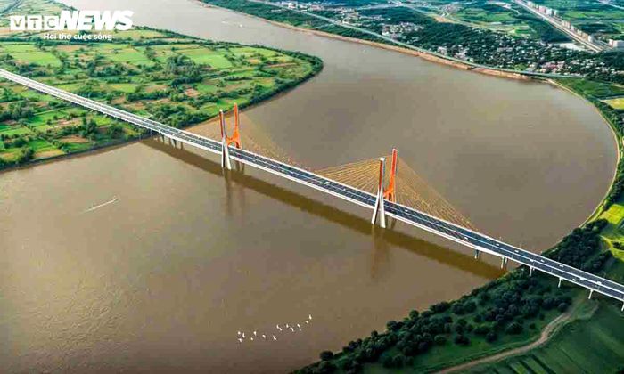 Bên cạnh vai trò tăng cường liên kết vùng giữa Hà Nội và Hưng Yên, cây cầu dây văng này còn được kỳ vọng mở ra không gian phát triển mới cho khu vực hai bên bờ sông Hồng, thúc đẩy giao lưu kinh tế, văn hóa, du lịch giữa hai địa phương, đồng thời tạo thêm động lực phát triển đô thị và nâng cao chất lượng sống của người dân trong khu vực. (Trong ảnh là phối cảnh cầu Ngọc Hồi qua sông Hồng nối Hà Nội với Hưng Yên)