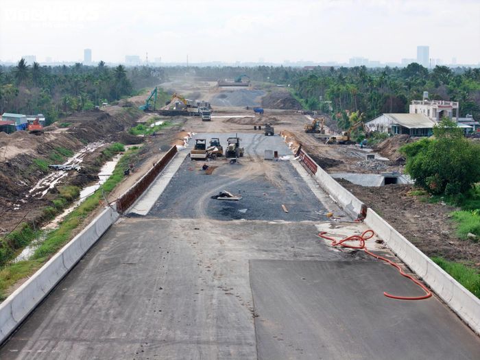 Mặc dù tiến độ tổng thể vẫn được duy trì, quá trình triển khai dự án đang gặp không ít khó khăn do biến động giá vật liệu xây dựng và tình trạng thiếu hụt nguồn cung một số loại vật tư quan trọng.