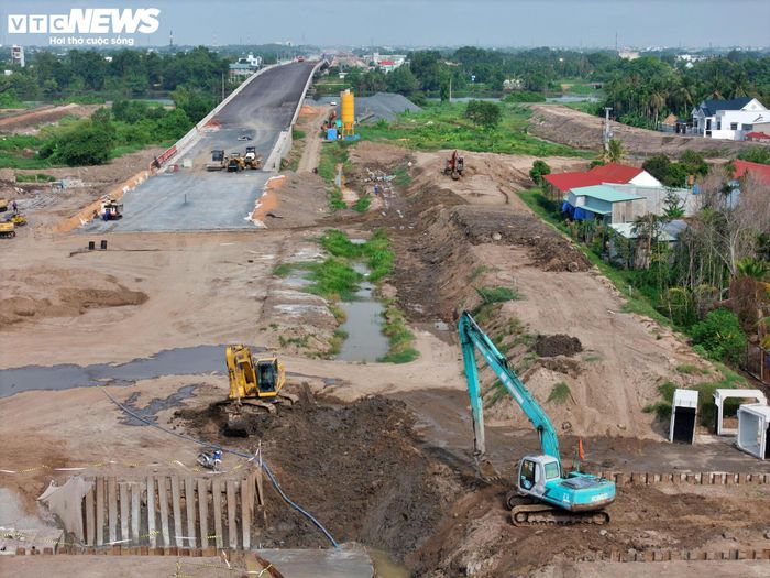 Bên cạnh đó, nguồn cung nhựa đường nhập khẩu và bê tông nhựa trong thời gian qua rơi vào tình trạng khan hiếm. Đây là những vật liệu đóng vai trò quan trọng đối với các hạng mục thi công mặt đường, nên việc thiếu hụt nguồn cung đã ảnh hưởng nhất định đến tiến độ triển khai một số công việc trên công trường.