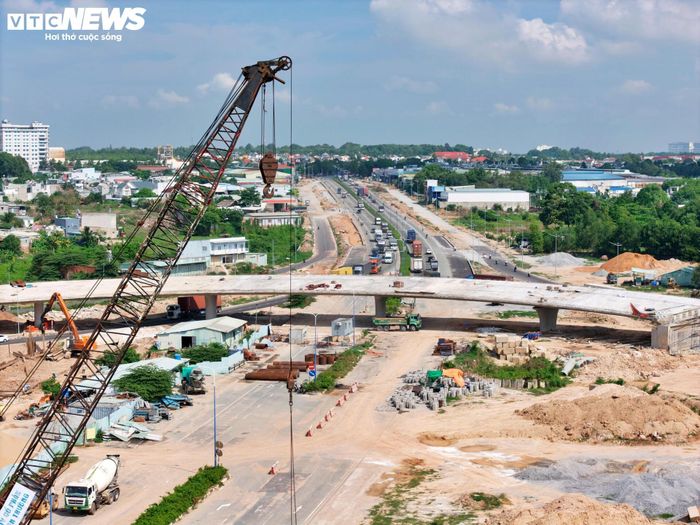 Theo Ban Giao thông, dự án thành phần 5 thuộc tuyến đường Vành đai 3 TP.HCM qua Bình Dương cũ có chiều dài khoảng 11,3 km, gồm 4 gói thầu xây lắp chính. Các hạng mục trọng điểm đang được triển khai gồm nút giao Tân Vạn và đoạn tuyến từ Bình Chuẩn đến cầu Bình Gởi.