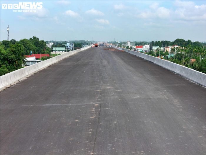 Mặt cầu đã được thảm bê tông nhựa, các đơn vị thi công đang tập trung hoàn thiện những phần việc cuối cùng để chuẩn bị cho kế hoạch thông xe kỹ thuật dự kiến vào tháng 9 tới.