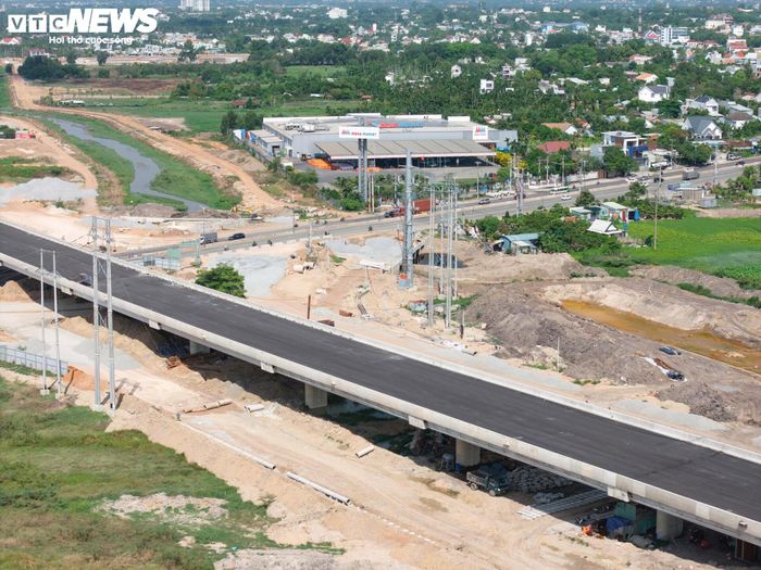 Ghi nhận của PV Báo Điện tử VTC News, trên đoạn tuyến đi qua khu vực đại lộ Bình Dương, các đơn vị thi công đã cơ bản hoàn thành công tác thảm bê tông nhựa mặt đường. Những hạng mục cuối cùng như hệ thống chiếu sáng, biển báo giao thông, sơn kẻ đường và các công trình phụ trợ đang được triển khai đồng loạt để hoàn thiện tuyến.