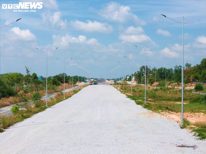 Với mục tiêu đưa toàn tuyến Vành đai 3 TP.HCM vào khai thác trong năm 2026, Ban Giao thông cùng các đơn vị thi công đang tập trung huy động tối đa nhân lực, thiết bị và vật tư nhằm tháo gỡ khó khăn, đẩy nhanh tiến độ trên toàn dự án. 