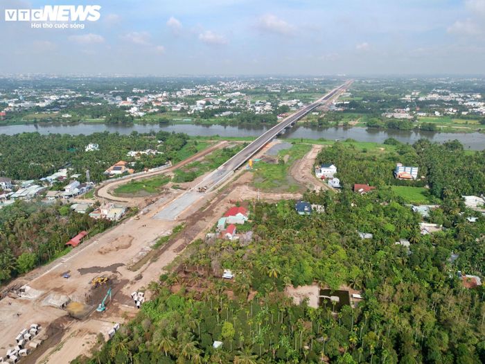 Đáng chú ý, một số hạng mục trọng điểm dự kiến hoàn thành trước ngày 30/9, gồm tuyến chính cầu cạn tại nút giao Tân Vạn và cầu Bình Gởi. Khi hoàn thành, các công trình này sẽ góp phần tăng cường kết nối giao thông liên vùng, giảm áp lực cho các tuyến đường hiện hữu tại khu vực cửa ngõ phía Đông TP.HCM.