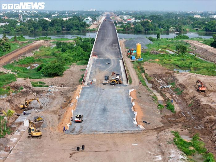 Trong khi đó, cầu Bình Gởi - một trong những hạng mục quan trọng của dự án - hiện đã cơ bản hoàn thiện phần kết cấu chính.
