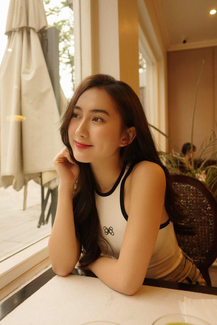 Không chỉ gây ấn tượng bởi nhan sắc xinh đẹp, Thanh Tâm còn sở hữu gu thời trang trẻ trung, đa dạng đúng lứa tuổi. Nữ diễn viên sinh năm 2005 ưu tiên những thiết kế đơn giản, tông màu trung tính và cách phối đồ năng động, dễ ứng dụng trong đời thường.