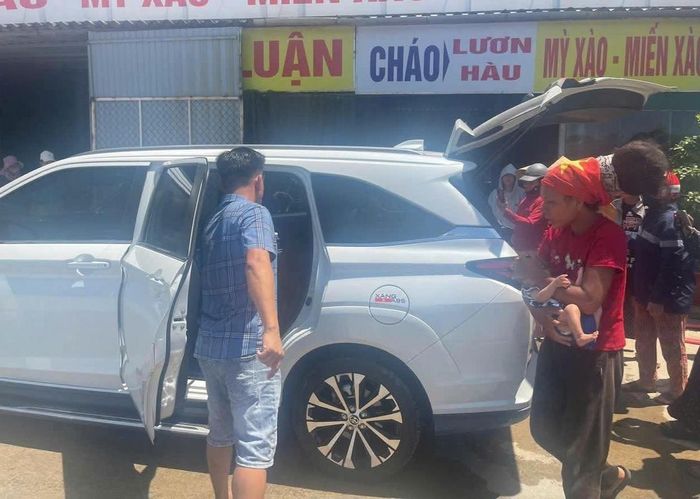 Sau khi được sự đồng ý của người mẹ, chính quyền địa phương và người dân thuê taxi chở cả 3 mẹ con ra miền Bắc