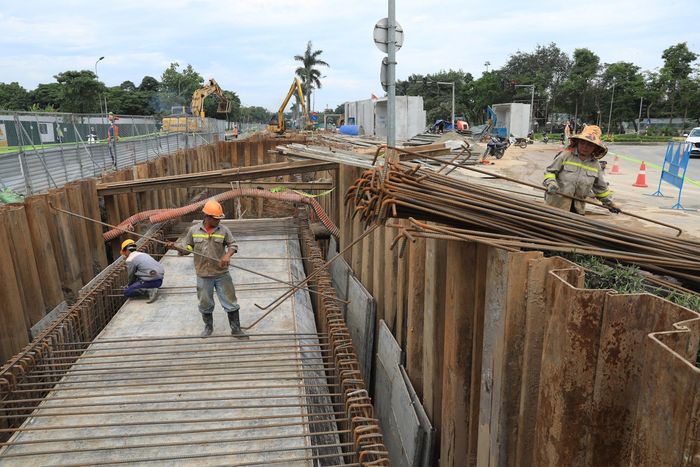 Thi công Dự án cải tạo tuyến kênh Thụy Phương nhằm bổ cập nước cho sông Tô Lịch và giải quyết tình trạng úng ngập khu vực Tây Hồ Tây. Ảnh: Nguyễn Quang