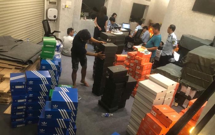 Cơ quan công an kiểm đếm hàng hóa của Công ty TNHH Thale Group tại TP Hồ Chí Minh. Ảnh: IT