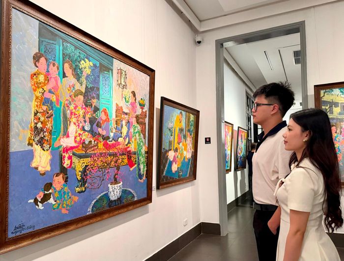 Thưởng lãm những tác phẩm về Hà Nội của họa sĩ Trần Nguyên Dũng. Ảnh: Thụy Du