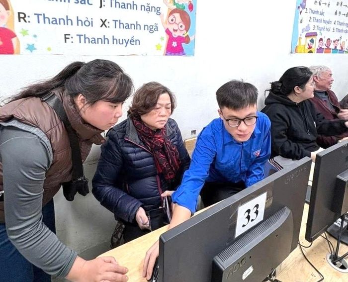 Mô hình thanh niên tình nguyện “Gia sư số” tại phường Văn Miếu - Quốc Tử Giám đã phát huy vai trò xung kích của tuổi trẻ trong hỗ trợ chuyển đổi số ở cơ sở. Ảnh: Thịnh An