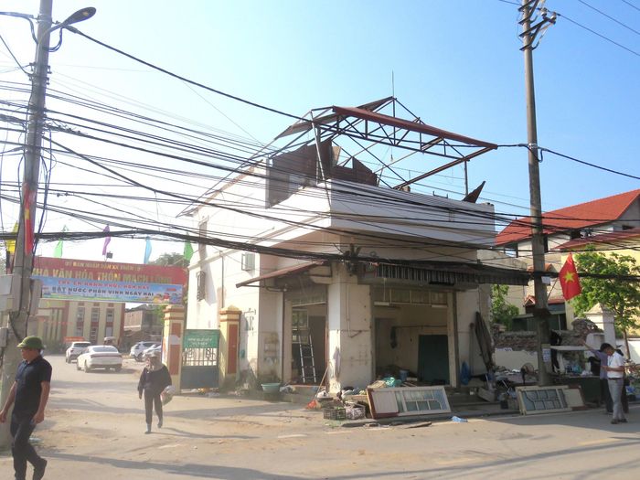 Một công trình lấn chiếm đất công quanh Nhà văn hóa. Ảnh: Hy Ninh