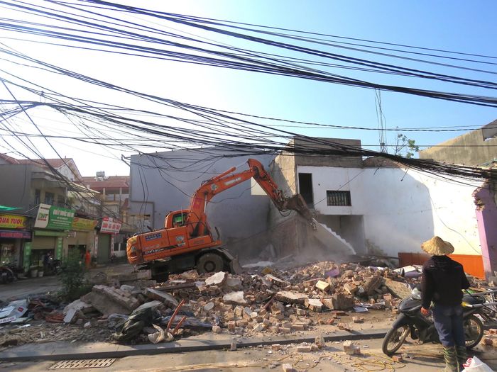 Các lực lượng chức năng tiến hành phá dỡ các công trình vi phạm. Ảnh: Hy Ninh