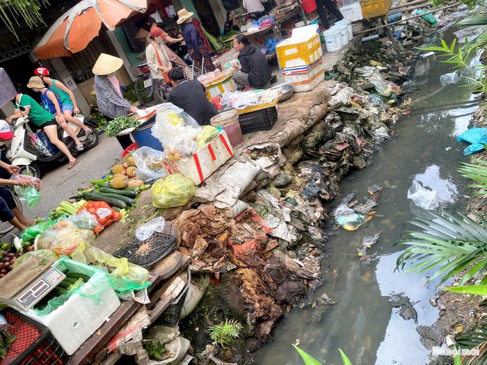 Dòng nước đen kịt, bốc mùi hôi thối nồng nặc quanh năm khiến người dân bức xúc. Ảnh: MT