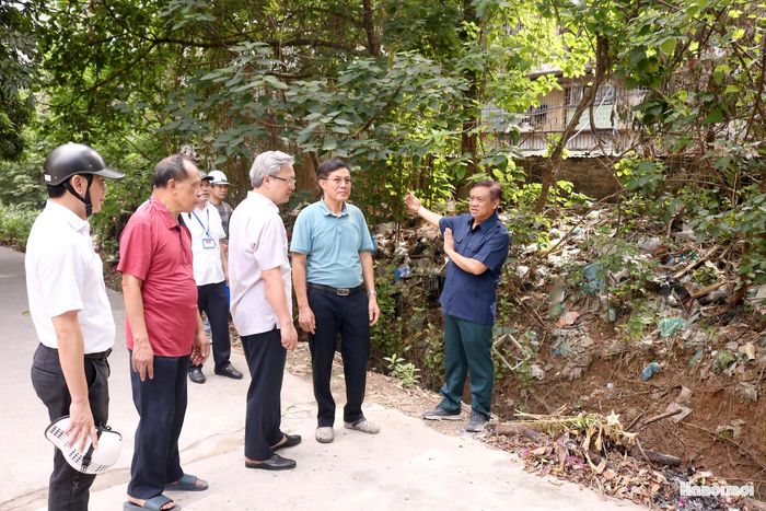 Chủ tịch UBND phường Nghĩa Đô Đỗ Việt Hưng trực tiếp xuống kiểm tra và có ý kiến chỉ đạo xử lý. Ảnh: MT