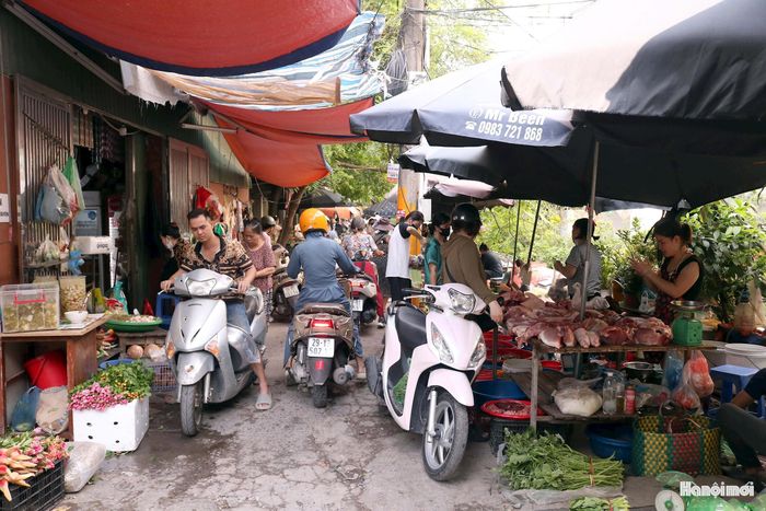 Chợ cóc tồn tại cạnh đoạn mương gây ách tắc, cản trở giao thông. Ảnh: MT