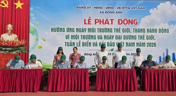 Đại diện các tổ chức chính trị - xã hội và các thôn, tổ dân phố ký cam kết chung tay giải quyết các điểm nghẽn về môi trường trên địa bàn xã Đông Anh. Ảnh: MK
