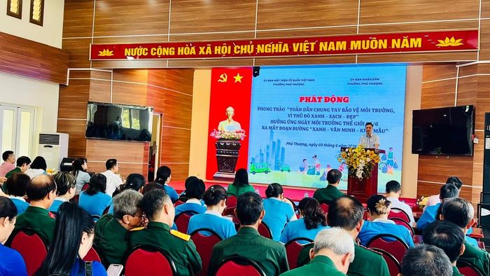 Bí thư Đảng ủy, Chủ tịch HĐND phường Phú Thượng Nguyễn Quốc Hà đánh giá cao hiệu quả công tác tuyên truyền, vận động nhân dân chung tay bảo vệ môi trường. Ảnh: Tuệ Lâm