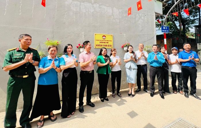 Ủy ban MTTQ Việt Nam phường Phú Thượng đã tổ chức nghiệm thu, ra mắt tuyến đường “Xanh - văn minh - kiểu mẫu” tại ngõ 23 phố Nhật Tảo. Ảnh: Tuệ Lâm