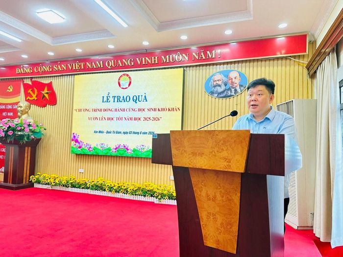 Phó Bí thư Thường trực Đảng ủy, Chủ tịch HĐND phường Văn Miếu - Quốc Tử Giám Trần Đức Hiếu phát biểu tại buổi lễ. Ảnh: Quyên An.