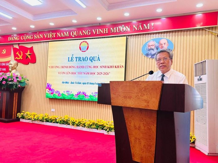 Ông Đỗ Việt Anh, Chủ tịch Hội Khuyến học phường Văn Miếu - Quốc Tử Giám phát biểu. Ảnh: Quyên An.