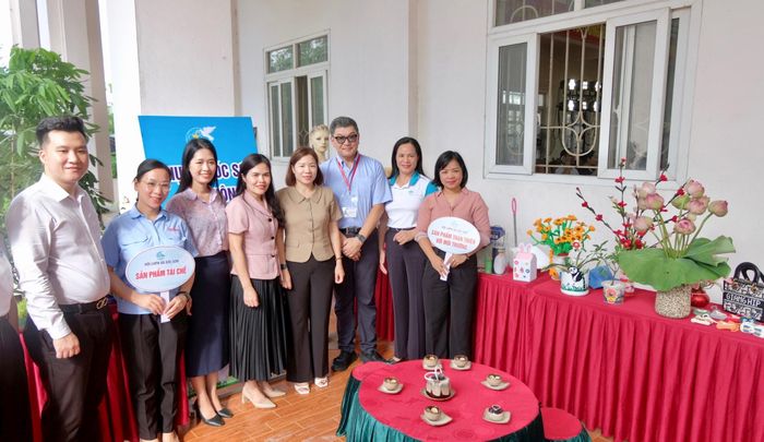 Đại biểu tham quan khu trưng bày sản phẩm tái chế. Ảnh: Tùng Nguyễn.