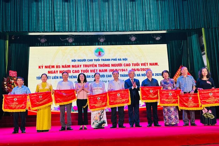 Phó Trưởng Ban Tuyên giáo và Dân vận Thành ủy Nguyễn Thị Huệ và Chủ tịch Hội Người cao tuổi thành phố Hà Nội Nguyễn Thế Toàn trao giải Nhì cho các đơn vị. Ảnh: Bảo Lâm