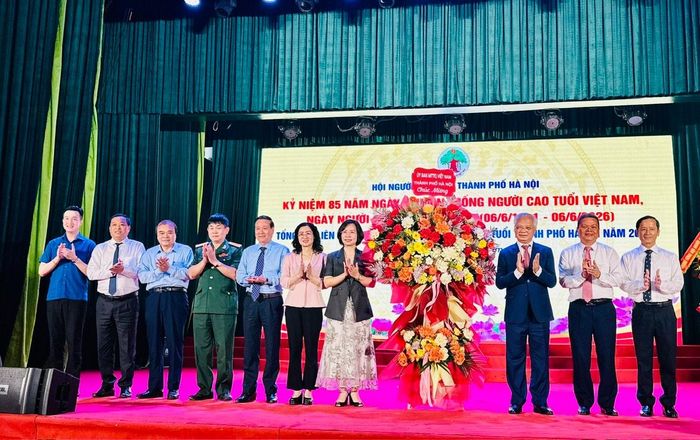 Lãnh đạo thành phố Hà Nội tặng hoa chúc mừng Hội Người cao tuổi thành phố Hà Nội. Ảnh: Bảo Lâm