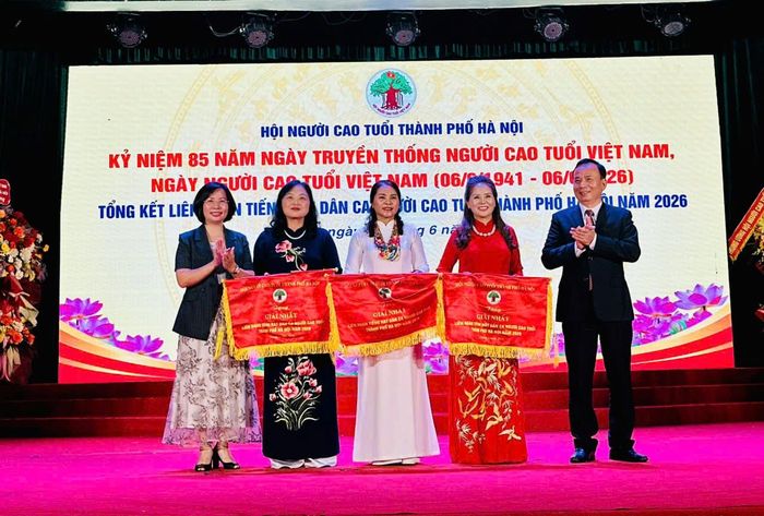 Phó Chủ tịch Trung ương Hội Người cao tuổi Việt Nam Nguyễn Lam và Chủ tịch Ủy ban MTTQ Việt Nam thành phố Hà Nội Bùi Huyền Mai trao giải Nhất cho 3 đơn vị. Ảnh: Bảo Lâm