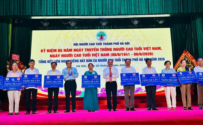 Phó Chủ tịch Hội Bảo trợ người khuyết tật và trẻ mồ côi thành phố Hà Nội Đoàn Văn Đức và Phó Chủ tịch Thường trực Hội Người cao tuổi thành phố Hà Nội Phạm Huy Giáp trao biển tượng trưng tặng xe lăn cho người cao tuổi có hoàn cảnh khó khăn, khuyết tật. Ảnh: Bảo Lâm