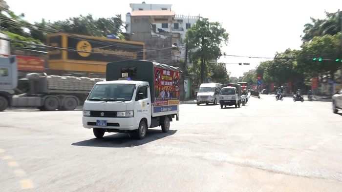 Các lực lượng diễu hành tuyên truyền tác hại của ma túy sau Lễ phát động. Ảnh: Biên Phạm