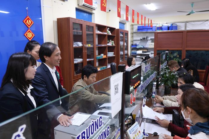 Xã Vân Đình đẩy mạnh cải cách hành chính, ứng dụng công nghệ thông tin trong giải quyết thủ tục cho người dân. Ảnh: Lại Tấn