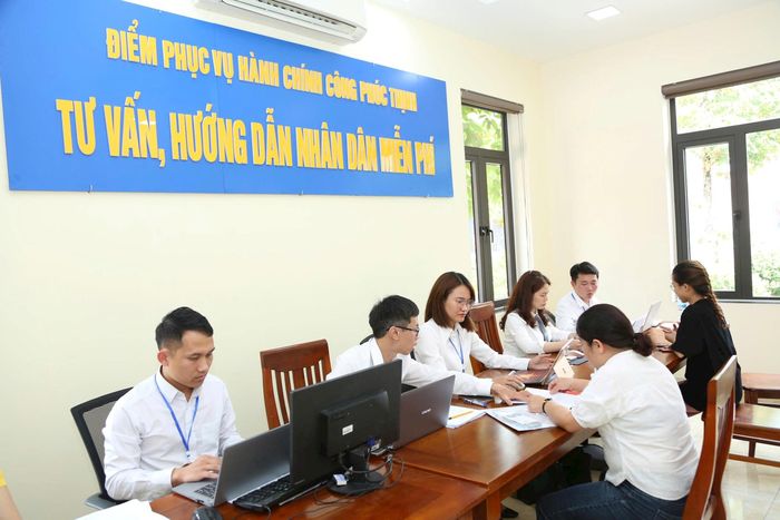 Hướng dẫn người dân làm thủ tục hành chính tại xã Phúc Thịnh, Hà Nội. Ảnh: Phạm Hùng