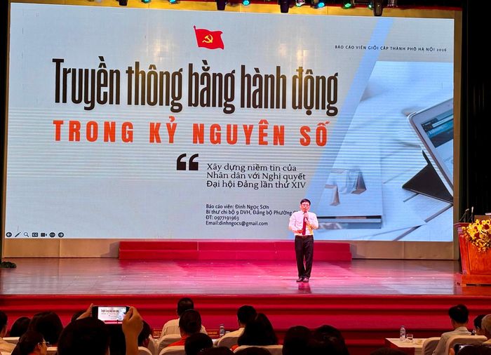 Các thí sinh tham gia phần thi thuyết trình trên sân khấu. Ảnh: PN