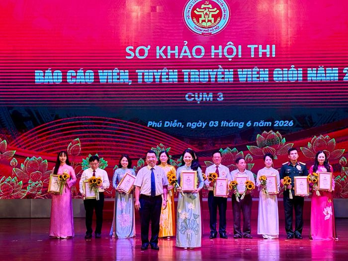 Thí sinh Dương Thị Hải Phượng, chuyên viên Ban Tuyên giáo và Dân vận Đảng ủy Tổng Công ty Điện lực thành phố Hà Nội, phường Tây Hồ được trao giải Nhất cụm thi số 3. Ảnh: PN