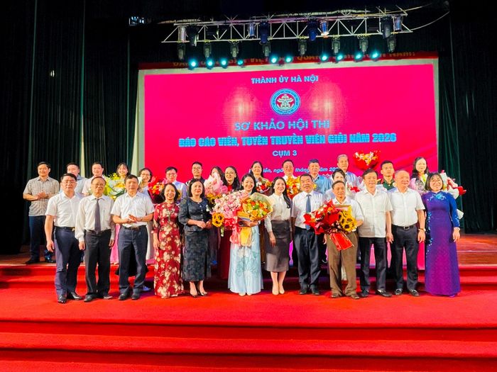 Ban tổ chức và thí sinh chụp ảnh lưu niệm tại hội thi. Ảnh: PN