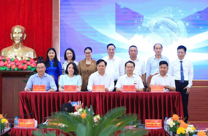 Lễ ký kết phối hợp giữa lãnh đạo xã Tam Hưng với các cơ sở giáo dục nghề nghiệp, doanh nghiệp và đơn vị đào tạo nghề, giới thiệu việc làm tại tọa đàm. Ảnh: Quang Thái 