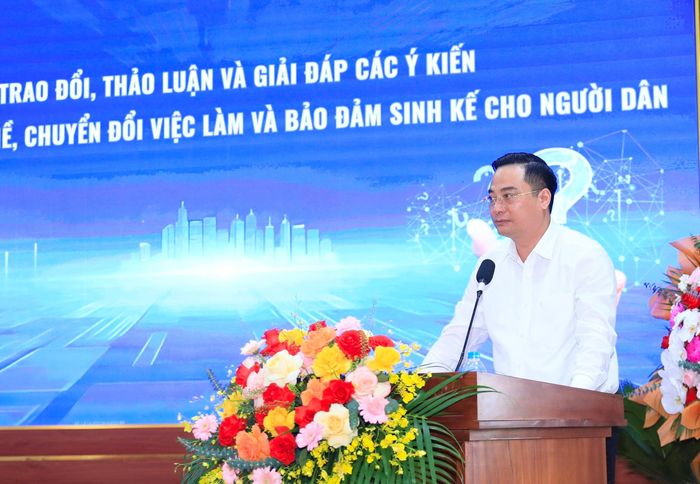Bí thư Đảng ủy, Chủ tịch HĐND xã Tam Hưng Bùi Văn Sáng phát biểu tại tọa đàm. Ảnh: Quang Thái