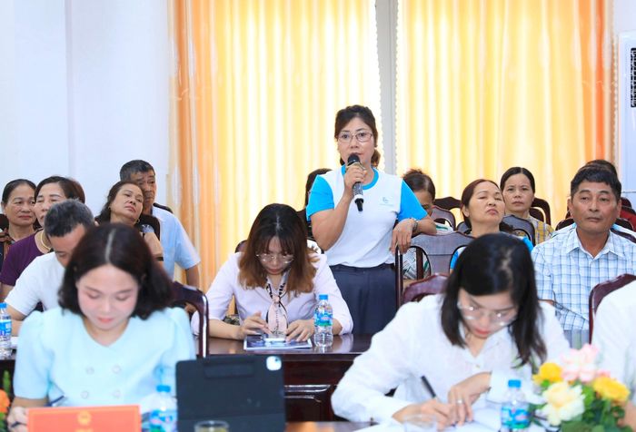 Đại diện người lao động xã Tam Hưng đề xuất ý kiến tại tọa đàm. Ảnh: Quang Thái 