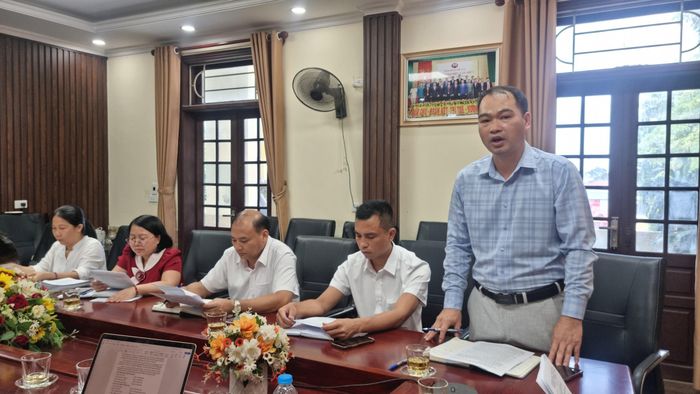 Trưởng phòng Kinh tế xã Phú Cát Vũ Văn Đức báo cáo với Đoàn kiểm tra. Ảnh: Ánh Dương