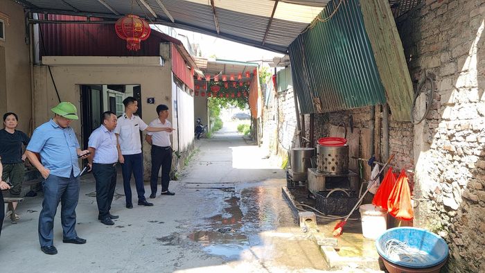 Đoàn kiểm tra Sở Nông nghiệp và Môi trường Hà Nội kiểm tra thực tế tại các cơ sở, điểm giết mổ gia súc, gia cầm tại xã Quốc Oai. Ảnh: Ánh Dương