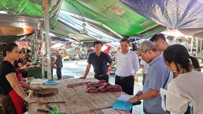 Đoàn kiểm tra Sở Nông nghiệp và Môi trường Hà Nội kiểm tra thực tế về xuất xứ, an toàn thực phẩm tại chợ tạm chợ Phủ - xã Quốc Oai. Ảnh: Ánh Dương