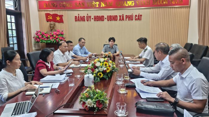 Quang cảnh buổi làm việc của Đoàn kiểm tra Sở Nông nghiệp và Môi trường Hà Nội với các xã Quốc Oai, Phú Cát. Ảnh: Ánh Dương