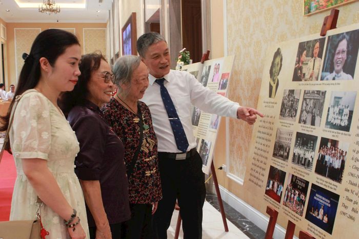 Ông Lê Minh Quốc - con trai cố Giáo sư Lê Thi giới thiệu với người thân, bạn bè về sự nghiệp của mẹ. Ảnh: PH