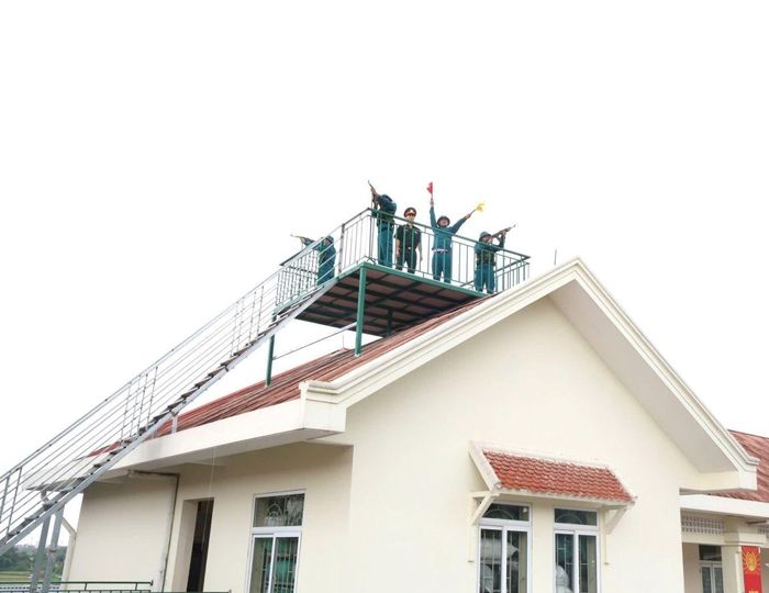 Đài quan sát phòng không kết hợp trận địa phòng của Ban CHQS xã Thuận An mới được xây dựng. Ảnh: Văn Tuân