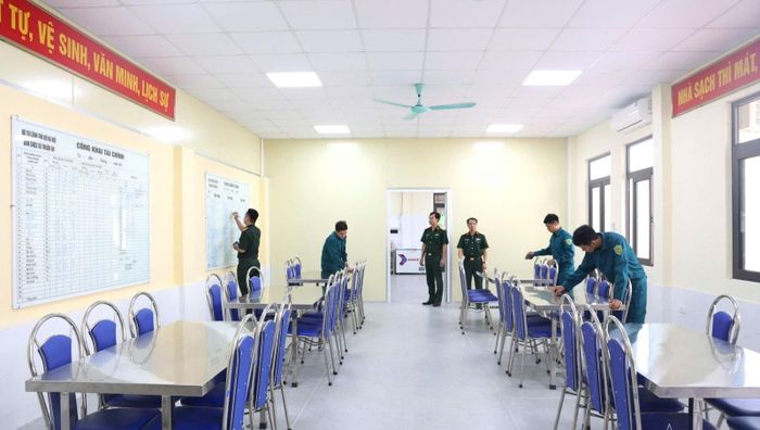 Cán bộ, chiến sĩ Ban CHQS xã vệ sinh nhà ăn, nhà bếp trước khi khánh thành đưa vào sử dụng. Ảnh: Văn Tuân