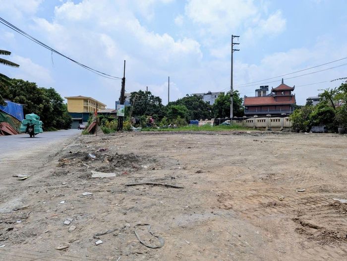 Bãi rác tự phát nằm trên đường Cựu Chiến Binh cùng với nạn đốt rác trái phép gây ô nhiễm trong thời gian qua cũng đã được dọn sạch sẽ, trả lại mặt bằng thông thoáng, gọn gàng. Ảnh: Hồng Quý