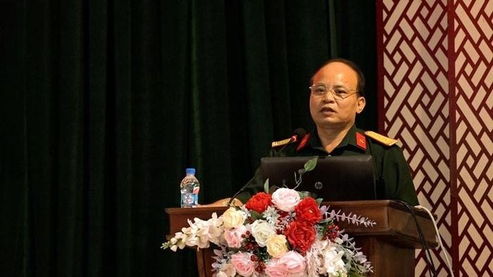 Chủ tịch Hội Cựu chiến binh xã Mỹ Đức Nguyễn Tiến Dũng quán triệt những nội dung cơ bản của Luật Thủ đô năm 2026 tại hội nghị. Ảnh: Biên Phạm