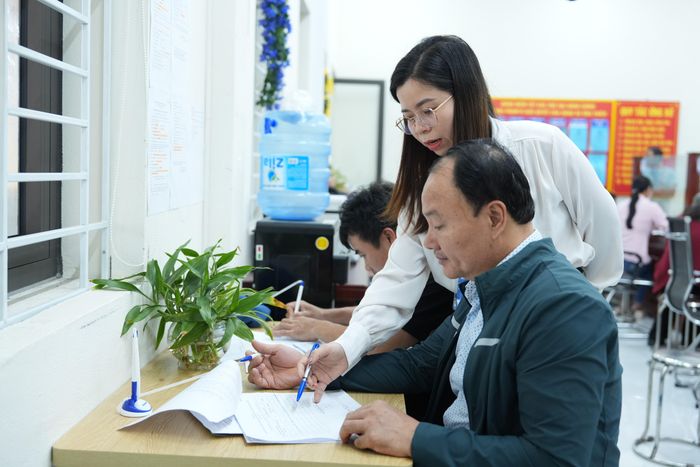 Cán bộ xã Ứng Thiên (Hà Nội) hỗ trợ người dân giải quyết thủ tục hành chính. Ảnh: Lại Tấn