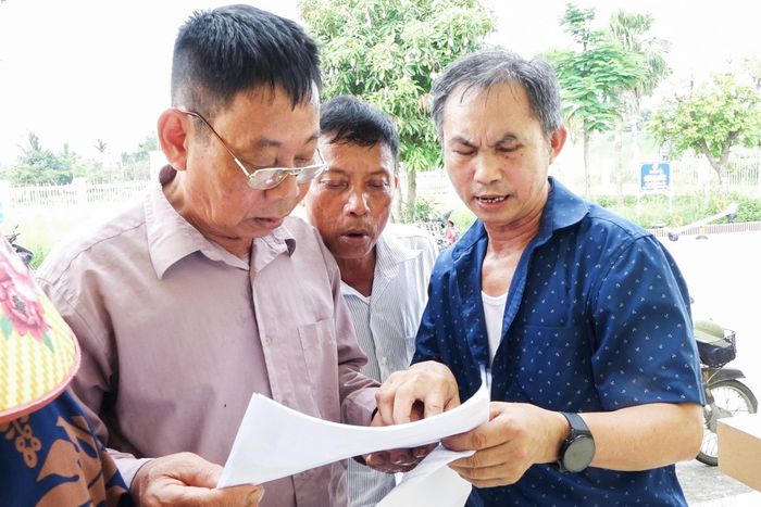 Người dân nghiên cứu, rà soát các nội dung trong dự thảo phương án chi tiết bồi thường, hỗ trợ, tái định cư được niêm yết công khai. Ảnh: Xã Vật Lại